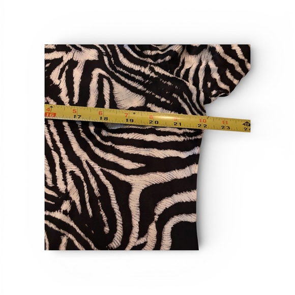 NWOT St. John Black and White Patterned Women’s Ruffled Blouse Sz 16 Fits as Lg - Picture 9 of 10